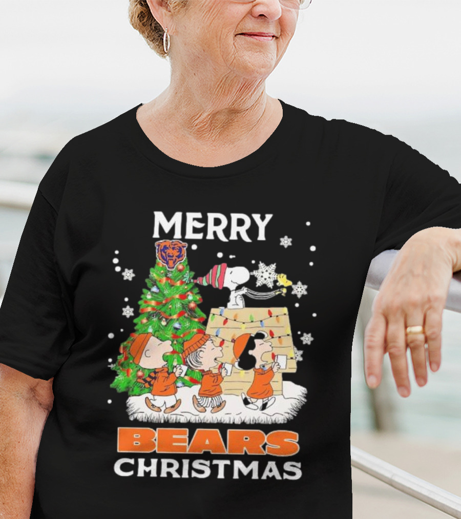 Peanuts Christmas Chicago Bears Merry Holiday Scene T-Shirt