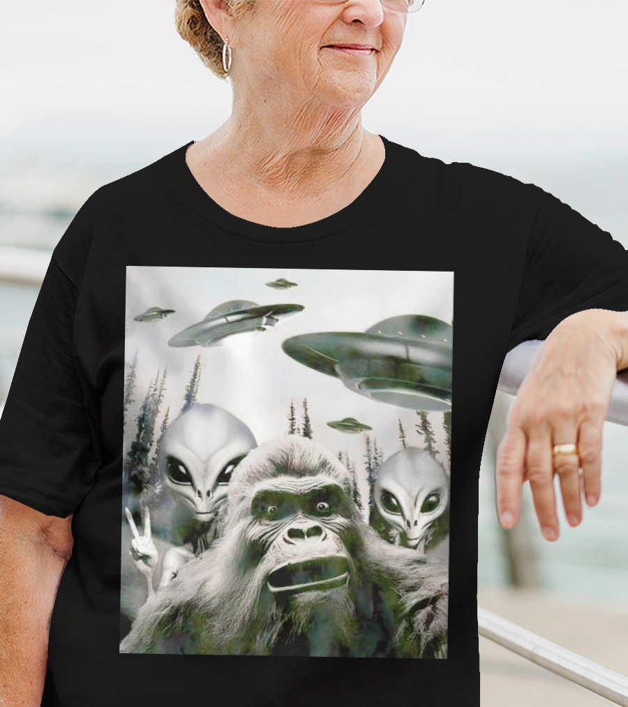 Bigfoot Aliens Selfie UFO Forest Adventure T-Shirt