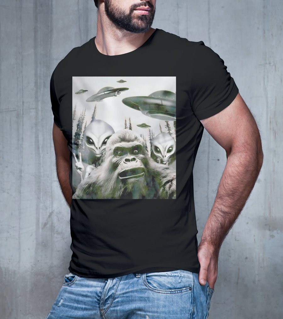 Bigfoot Aliens Selfie UFO Forest Adventure T-Shirt