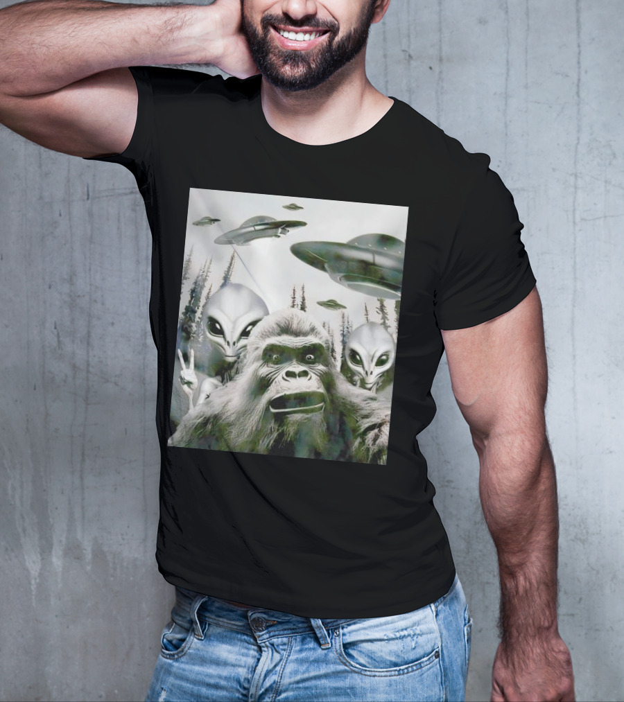 Bigfoot Aliens Selfie UFO Forest Adventure T-Shirt