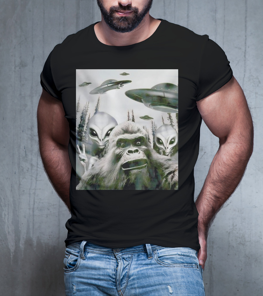 Bigfoot Aliens Selfie UFO Forest Adventure T-Shirt