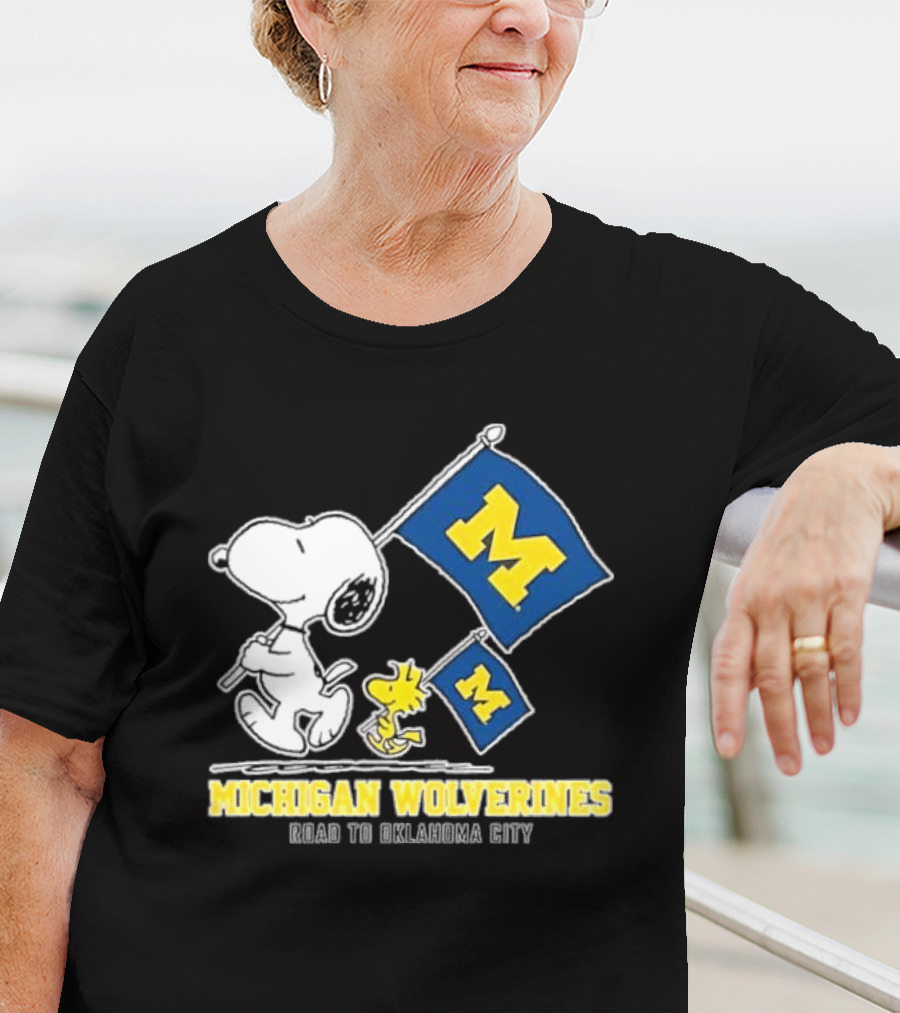 Snoopy And Woodstock Michigan Wolverines Flags Road To Oklahoma City T-Shirt