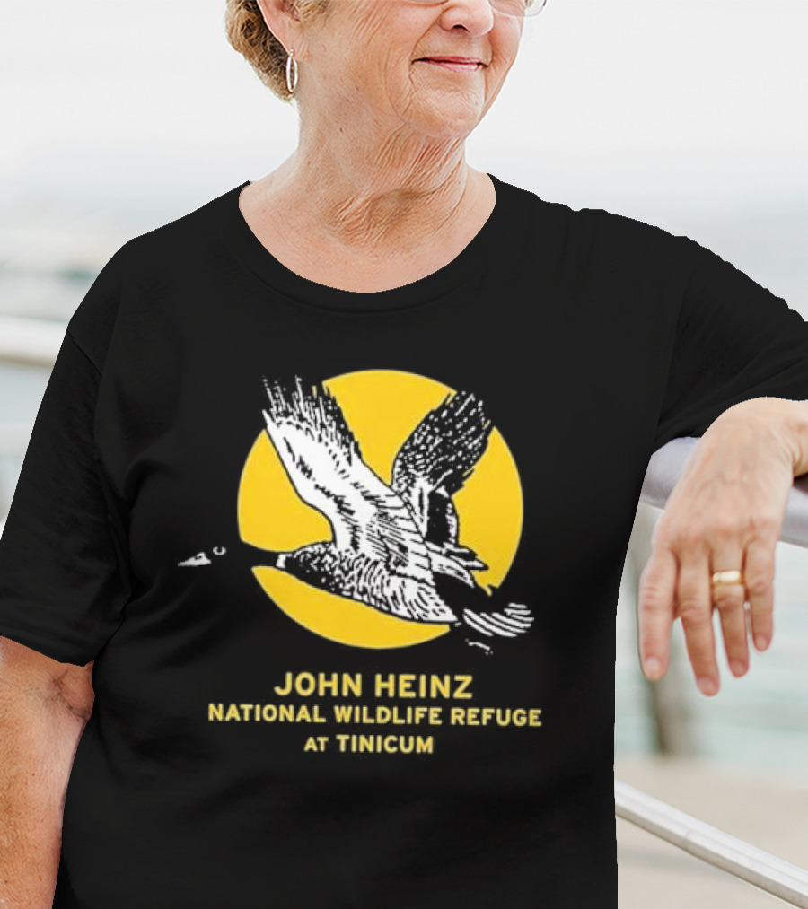 JOHN HEINZ NATIONAL WILDLIFE REFUGE AT TINICUM FLYING GOOSE SILHOUETTE WITH YELLOW SUN BACKGROUND T-Shirt