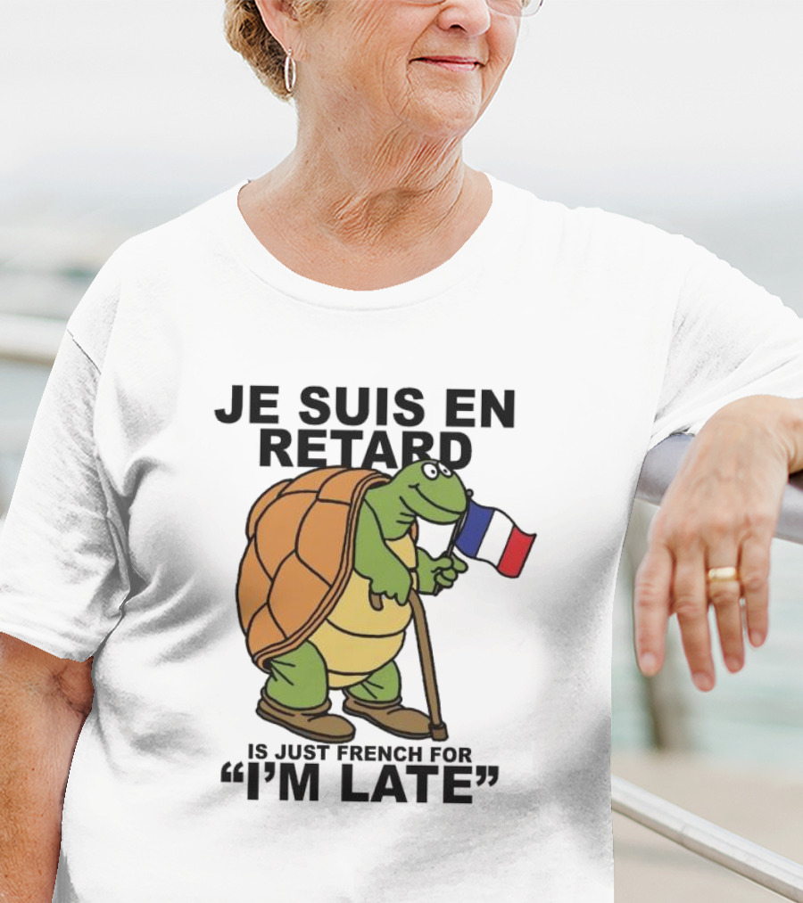 Je Suis En Retard Turtle Holding French Flag I’m Late T-Shirt