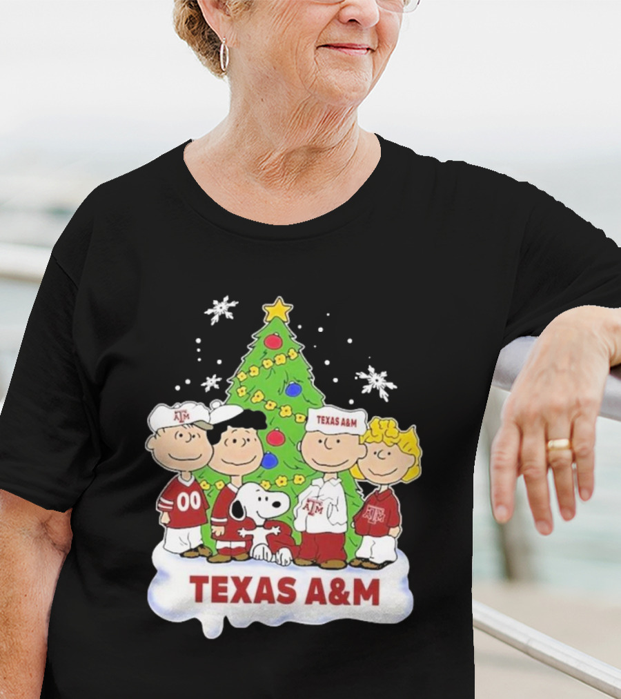 Texas A&M Aggies Christmas With Snoopy And Peanuts Characters T-Shirt