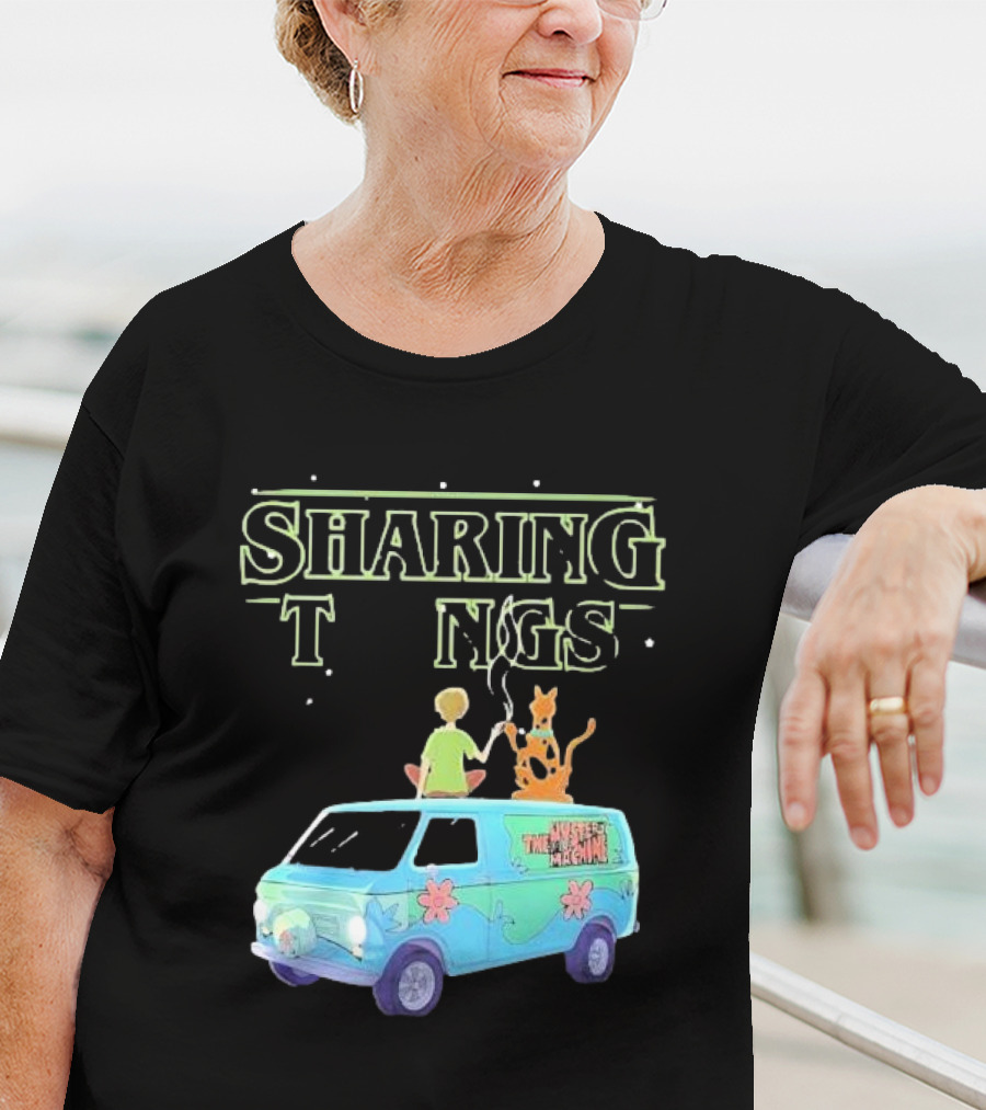 Scooby Doo Sharing Tings With Mystery Machine T-Shirt