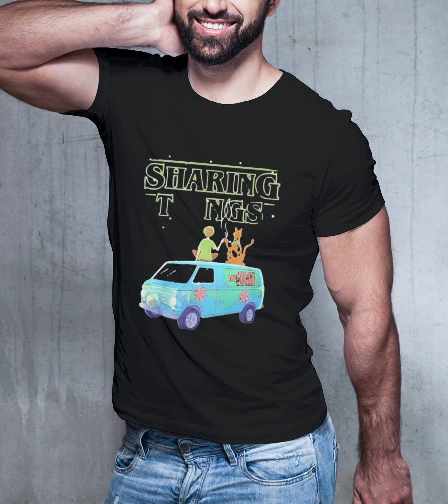 Scooby Doo Sharing Tings With Mystery Machine T-Shirt