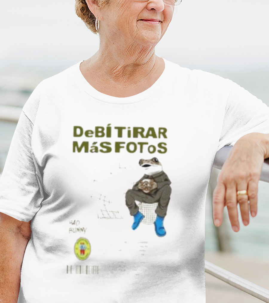 DeBI TiRAR MaS FOToS Bad Bunny 2025 Frog Sitting Blue Boots T-Shirt